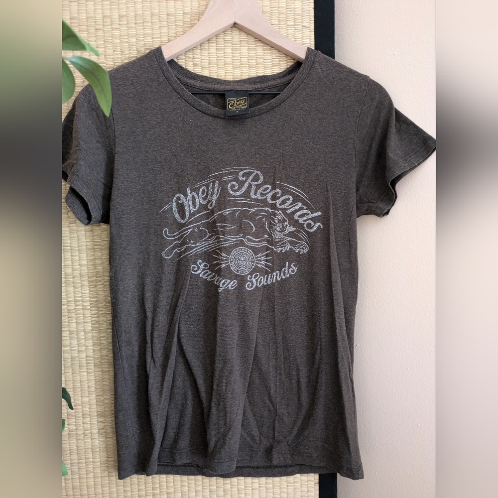 ⬇️ Brown Obey T-shirt ⬇️